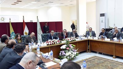 رئيس جهاز العاشر يطمئن مدبولي على موقف تنفيذ المشروعات والخدمات