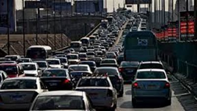 «مرور القاهرة»: بقعة زيت وراء الزحام أعلي كوبري أكتوبر