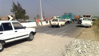 انتظام الحركة المرورية بالطريق الصحراوي في البحيرة بعد قطعه