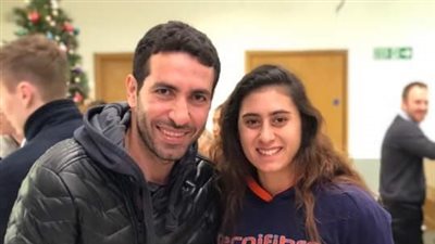 أبو تريكة يلتقط صورة تذكارية مع بطلة العالم للإسكواش