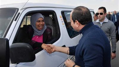 البسطاء يفضحون مخطط «الإخوان» لتشويه الدولة..«نحمده وفتاة العربة»: رفضتا الظهور في إعلام الفتنة بعد تكريم الرئيس.. وباحث:الكتائب الإلكترونية للجماعة تنتهج سلوكيات قذرة تحترفها بالد