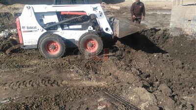 رئيس «كفر البطيخ» يعاين مسار خط غاز مدينة الأثاث في دمياط