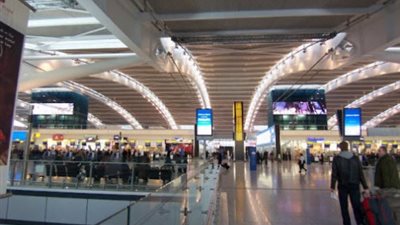 6 أشياء تحميك من الاعتقال داخل المطارات.. استفزاز طاقم الطائرة والحديث عن وجود قنبلة.. الحركات السريعة وغير المبررة.. التحدث في السياسة والعطر المبالغ فيه أبرز أسباب الاعتقال