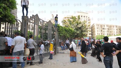 بالصور..نشطاء يقررون الاعتصام أمام مكتب النائب العام للإفراج عن دومة