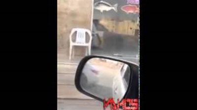 بالفيديو.. عامل بمحل أسماك يحك قدمه بساطور التقطيع