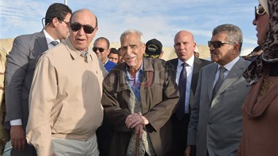 مميش يعلن نجاح تجربة تحميل كوبري الشهيد أحمد المنسي العائم للسيارات