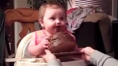 بالفيديو.. رد فعل رضيعة تتذوق الشيكولاتة لأول مرة