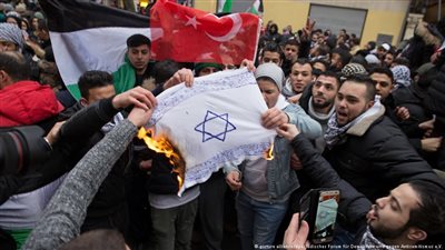 حرق الأعلام في ألمانيا.. بين المسموح والممنوع قانونيا