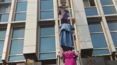 لحظة هروب مرضى من حريق هائل داخل مستشفى (فيديو)