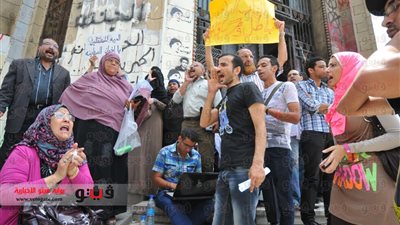 أعضاء 6 إبريل يغادرون دار القضاء بعد تحديد جلسة لـ