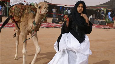 في الوادي الجديد.. العريس يشتري الملابس للعروس ولوالديها