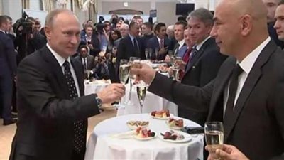 حسام حسن يكشف حقيقة تناوله «الخمر» مع «بوتين»