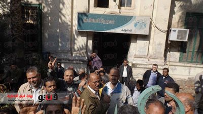 بالصور.. العمال يغلقون مبنى 
