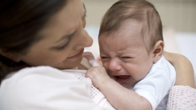 أعراض انسداد أمعاء طفلك.. وطرق العلاج