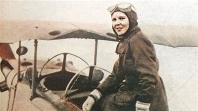 200 جنيه جائزة الملك لأول مصرية تقود الطائرة