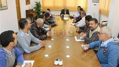 محافظ دمياط يبحث حل مشكلات شعبة البقالين التموينيين (صور)