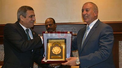 محافظ البحر الأحمر يلتقي وفدا من كلية القادة والأركان في الغردقة (صور)