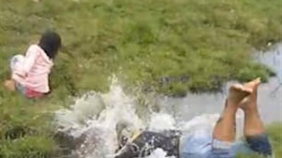 لعبة رجل مع أبنائه تتحول لموقف محرج (فيديو وصور)