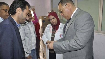 رئيس جامعة قناة السويس يبحث صلاحية الأدوية بالمستشفى الجامعي