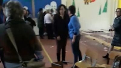 خناقة بالأيدي بين امرأتين في حفل مدرسي لأبنائهم (فيديو وصور)