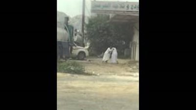 بالفيديو.. مشاجرة عنيفة بين عجوز وشاب في الشارع