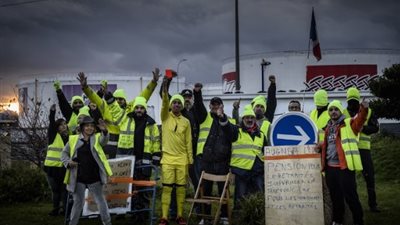 فرنسا تكافئ رجال الشرطة بعد التهديد بـ«سترات زرقاء»