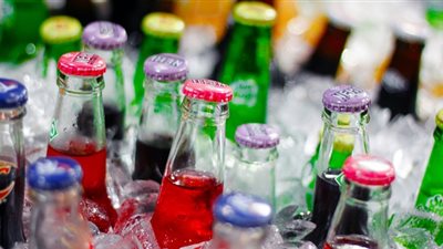 دراسة أمريكية تكشف أضرار المشروبات الغازية الغنية بالسكر