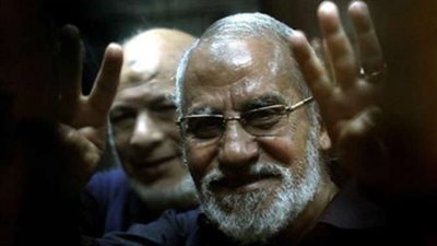 وصول بديع وقيادات الإخوان لمقر محاكمتهم في 