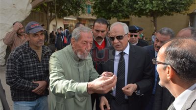 رصف 67 حارة ضيقة وتطوير الجزر الوسطى بحي شمال الجيزة (صور)