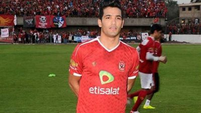 صالح جمعة يتابع مران الأهلي من دكة البدلاء