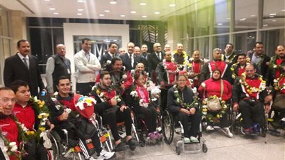 وصول منتخبي رفع الأثقال والسباحة «البارالمبية» القاهرة (صور)