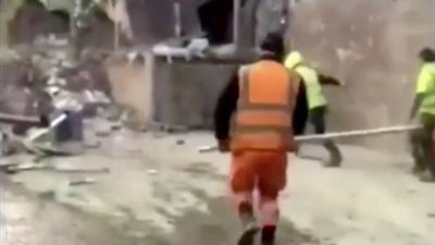 «حرب القوراض».. عمال يهاجمون فئران بعصيان خشبية (فيديو)