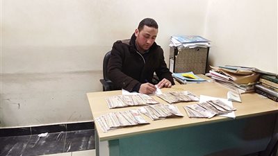 جمارك مطار أسيوط تحبط تهريب 100 ألف جنيه داخل كيس «ملوخية»