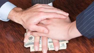 السجن ١٥ سنة للمتهمين في رشوة المطار