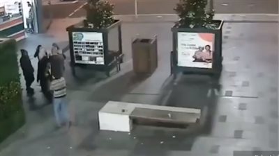 رد فعل غير متوقع لشاب شاهد لحظة تحرش آخرين بفتاتين (فيديو)