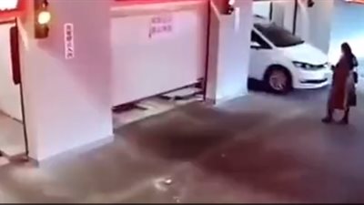 امرأة تتعرض للدهس بواسطة سيارة في جراج آلي بالصين (فيديو)