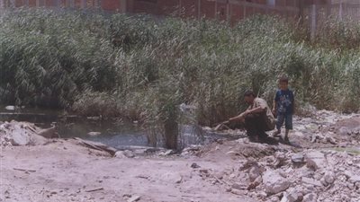 أهالي الدخيلة الجبل يقطعون طريق وادي القمر