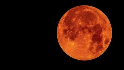 اقتراب يوم القيامة.. البحوث الفلكية توضح حقيقة «القمر الدامي»