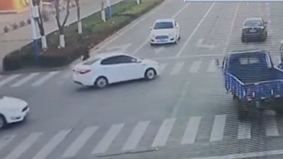 انقلاب شاحنة فوق سيارة بسبب السرعة الزائدة (فيديو)