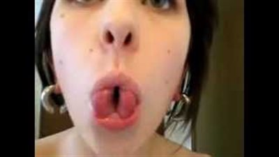 بالفيديو.. سيدات يمتلكن «لسانين»