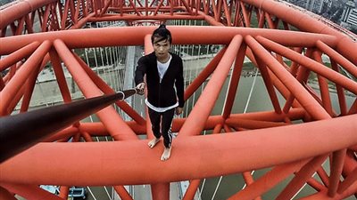 لحظة سقوط متهور من أعلى ناطحة سحاب ميتا (فيديو وصور)