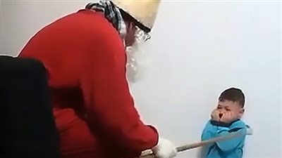 امرأة تحضر «بابا نويل» لترويع طفلها (فيديو وصور)