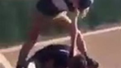 لحظة اعتداء رجل وابنه على صبي ( فيديو وصور)