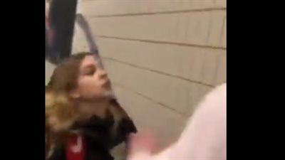 فتاة تعتدي على زميلها بالمدرسة وسط مشاهدة الطلاب للواقعة (فيديو)