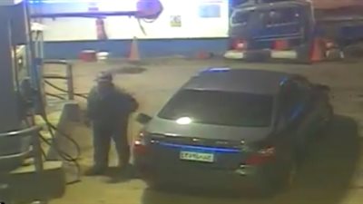 سائق سيارة يسرق عامل بنزينة في الجيزة (فيديو)