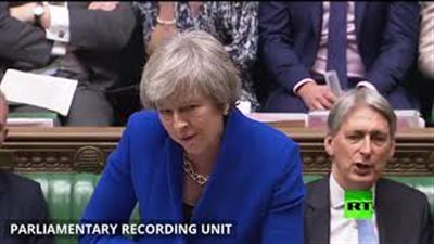 «امرأة غبية».. همس الشفايف يفجر أزمة سياسية في بريطانيا (فيديو)