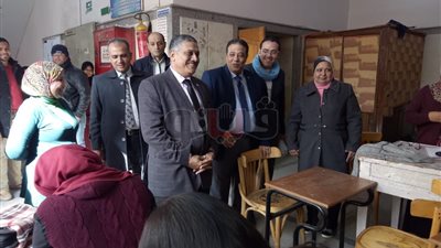 نائب رئيس جامعة عين شمس يتفقد لجان الامتحانات (صور)