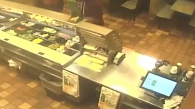 عاطل يعتدي بوحشية على عاملة بمطعم (فيديو)