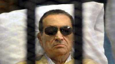 وقفة بالجلابيب الممزقة أمام مستشفى العباسية في ذكرى تنحي مبارك