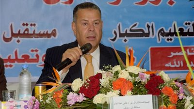 باع منزله لعلاج ابنه المريض فكافأه محافظ بني سويف بمسكن آخر